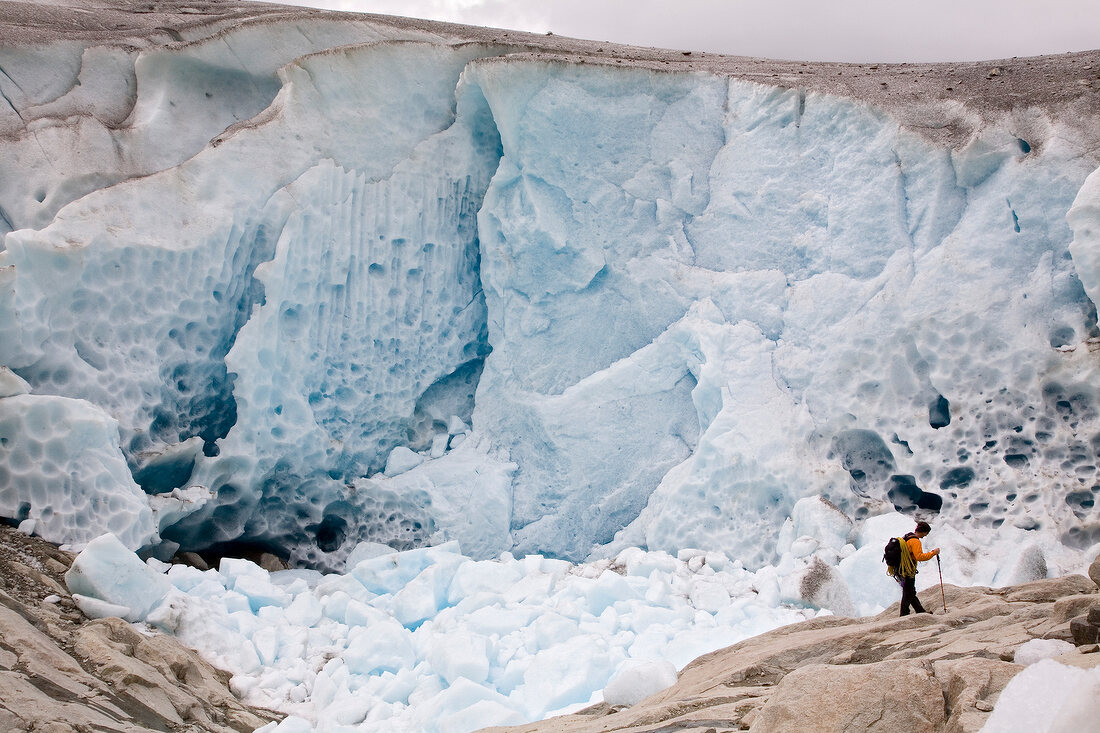 Wallis, Wanderer vor der Eiswand, Aletschgletscher, am Märjelesee