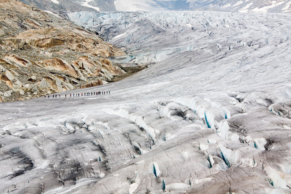 Wallis, Wandergruppe unterwegs auf dem Rhonegletscher