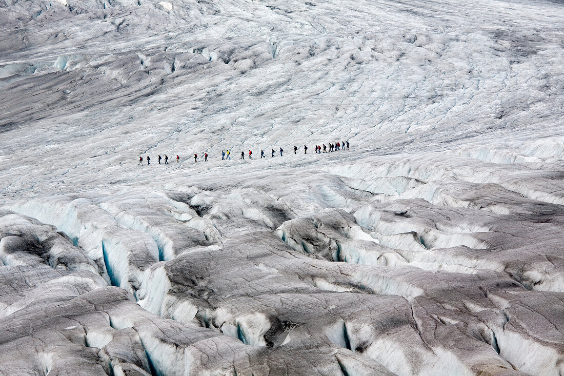 Wallis, Wandergruppe unterwegs auf dem Rhonegletscher