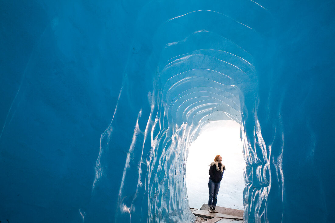Wallis, Rhonegletscher, Tourist in einer Eisgrotte am Furkapass