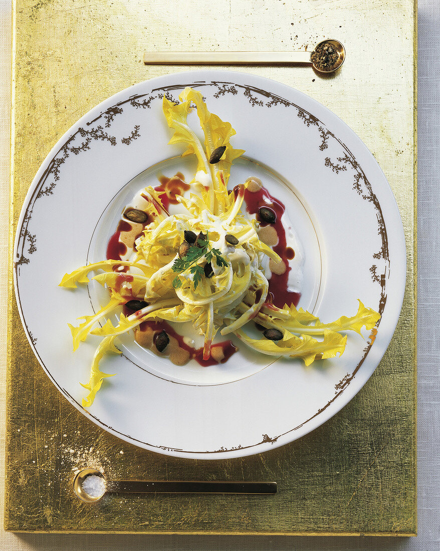 Deutsche Küche, Löwenzahn- salat mit Akazienblütendressing