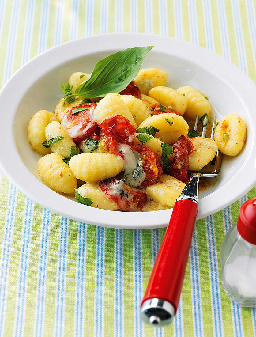 Gnocchi, gorgonzola, tomato and basil in bowl