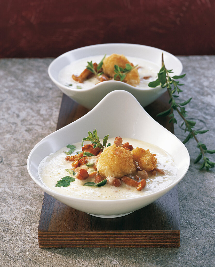 Deutsche Küche, Kartoffelrahm- suppe mit Pfifferlingen