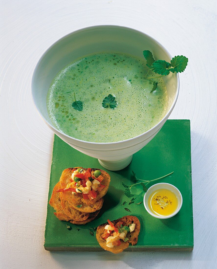 Foamy pea soup with grilled bread