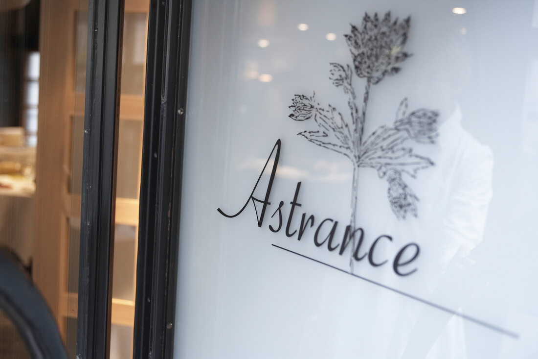 Schriftzug des Restaurants "L'Astrance"