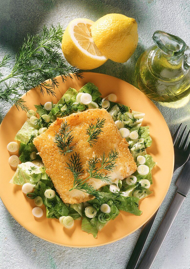 Panierter Greyerzer auf grünem Salat