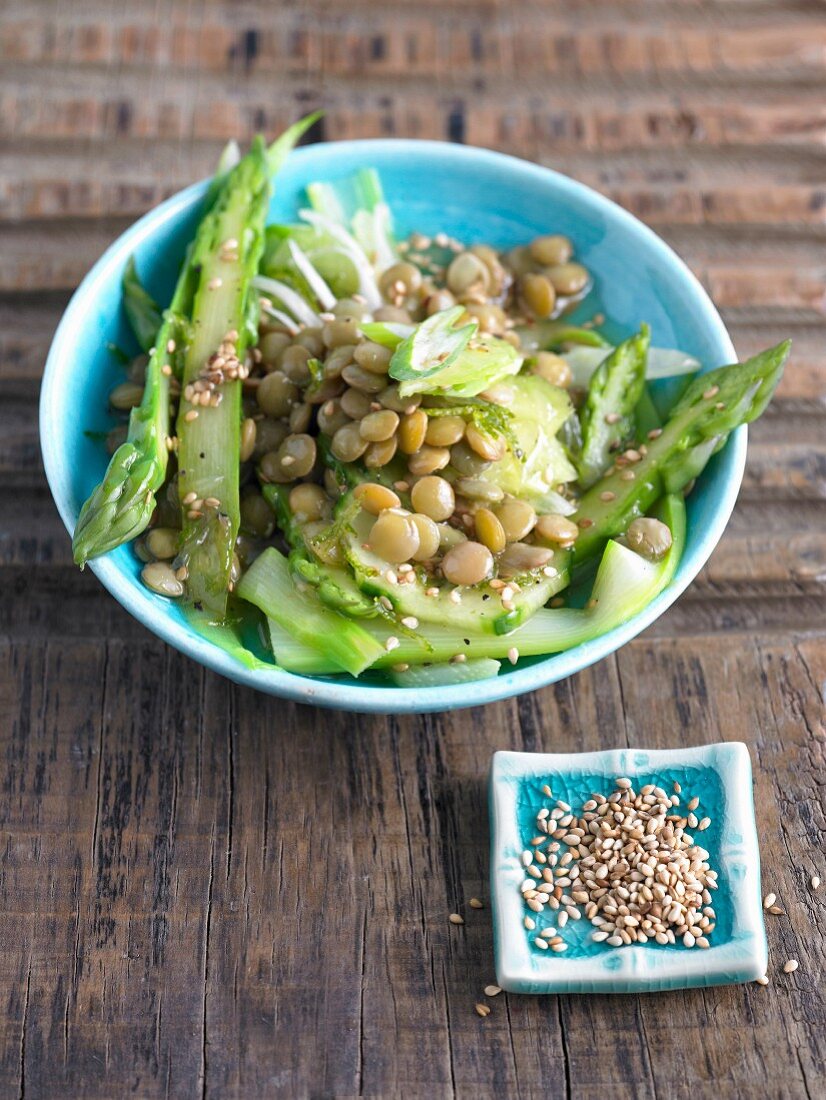 Linsen-Spargelsalat mit Sesam