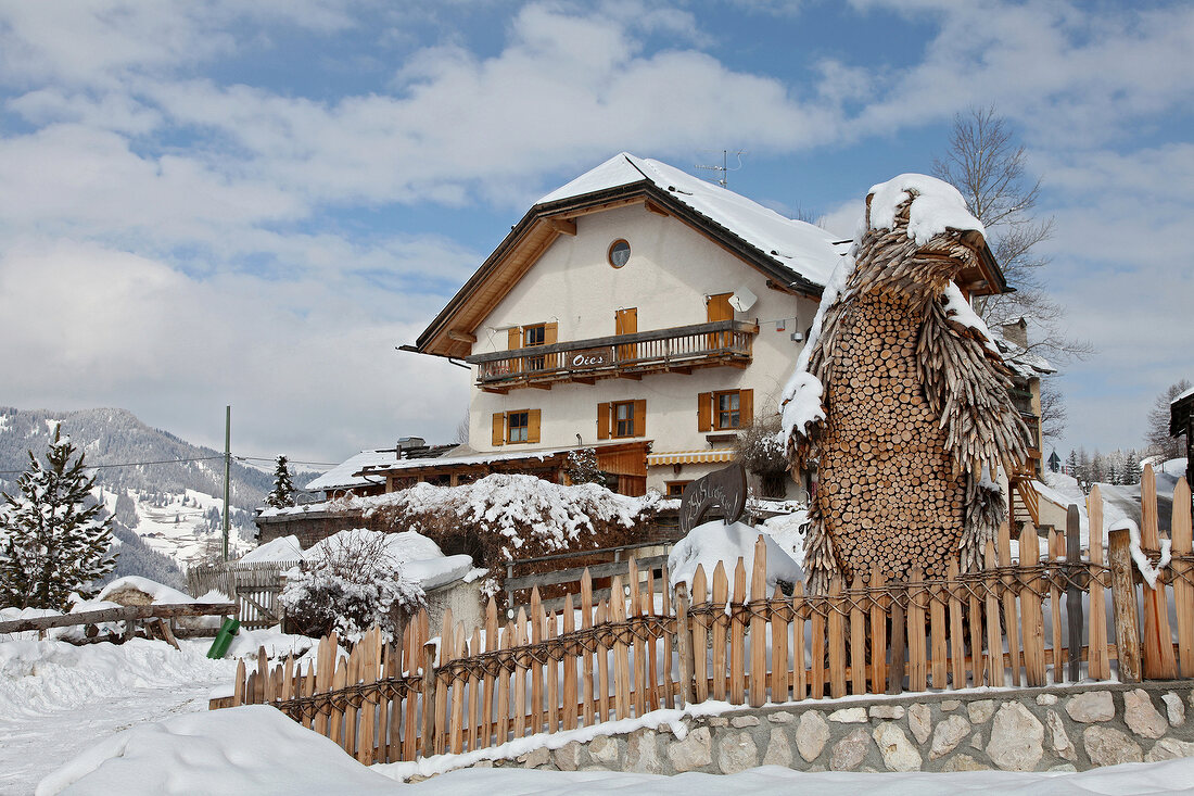 Südtirol, Restaurant "Bärenhöhle Oies" in Hanglage