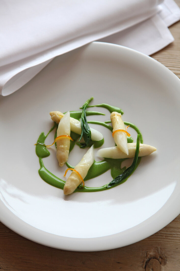 White asparagus with pesto on plate