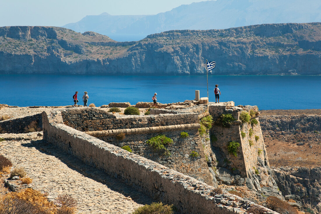 Kreta: Festung Gramvoússa, Ruine, Blick auf Meer, Touristen