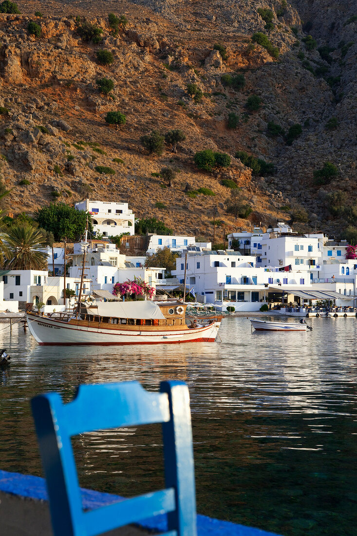 Kreta: Dorf Loutró, Badebucht, Boote Gebäude, sommerlich