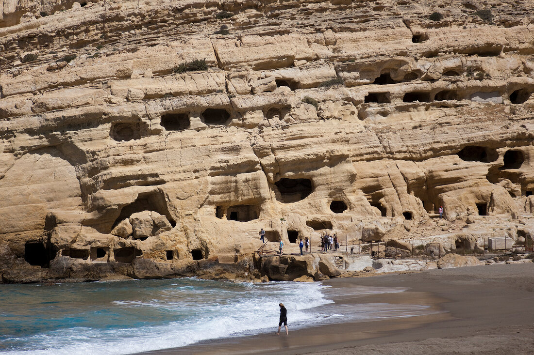 Kreta: Mátala, Felshöhlen am Strand, Touristen