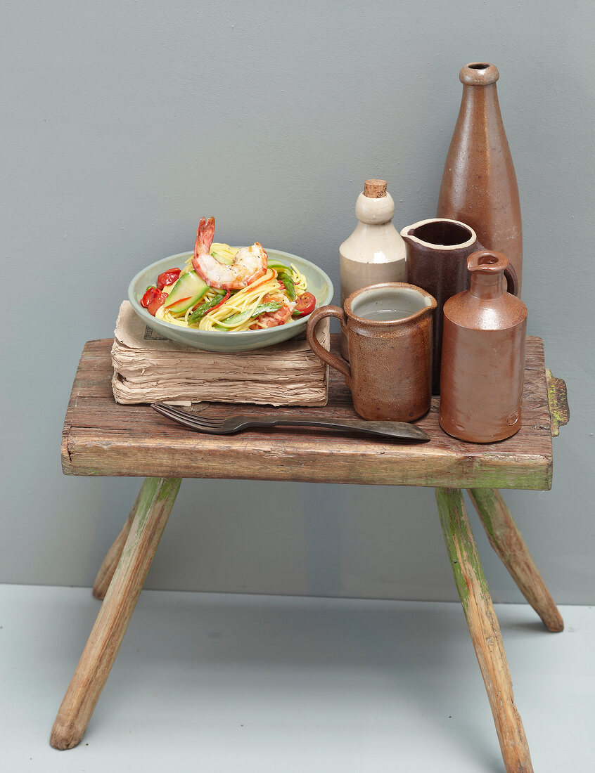 Spaghetti with asparagus and shrimp in bowl