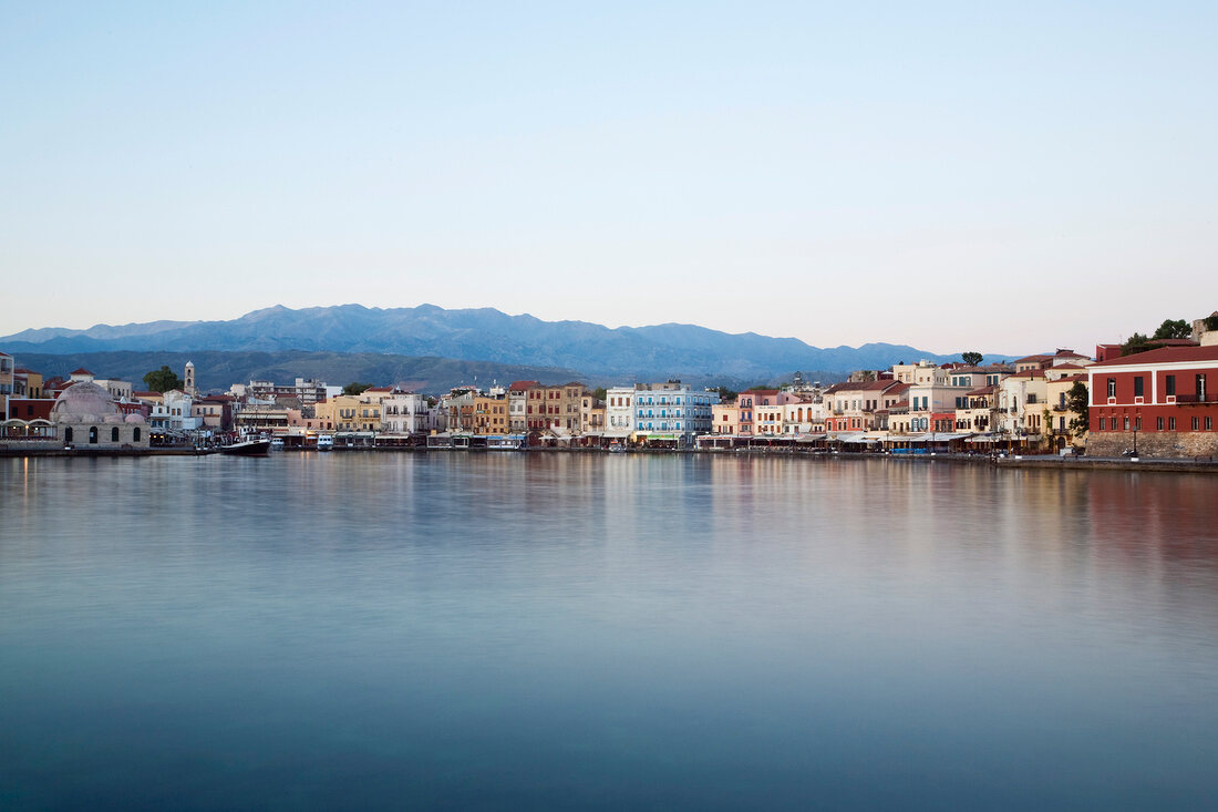 Kreta: Chaniá, venezianischer Hafen, Gebäude, Gebirge, Sonnenuntergang
