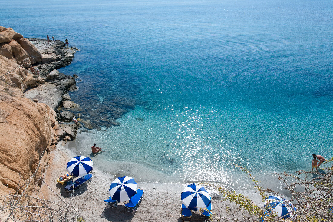 Kreta: Strand von Hersonisos, Meerbl ick, Sandstrand, Sonnenschirme