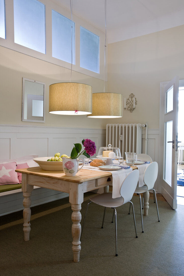 Küche im schwedischen Wohnstil Holztisch, Wandpaneel, Stühle