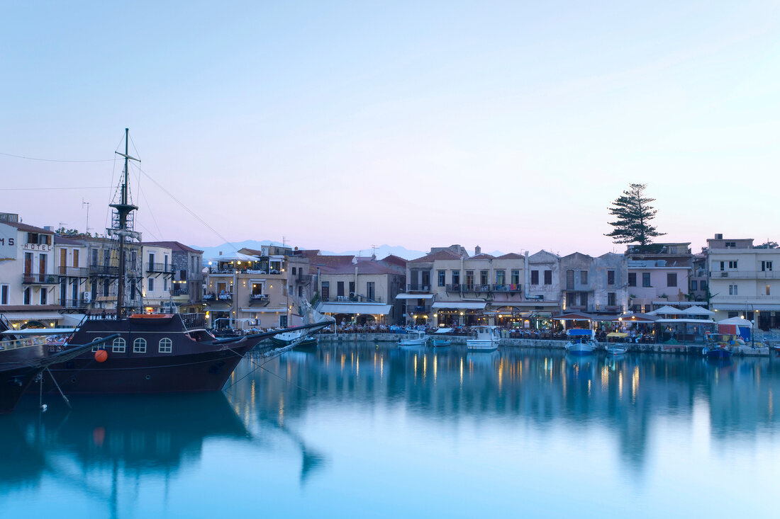 Kreta: Hafenstadt Réthimnon, Hafen- becken, Boote, Gebäude, Dämmerung