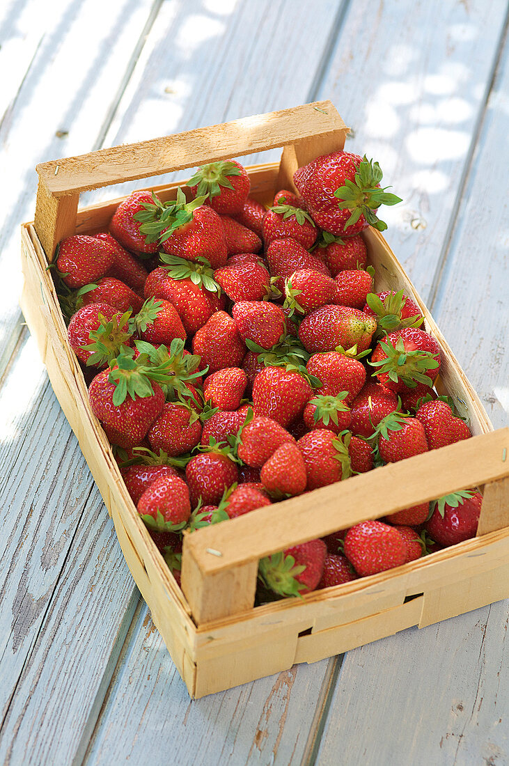 Jahreszeiten-Küche, Obstkiste mit Erdbeeren