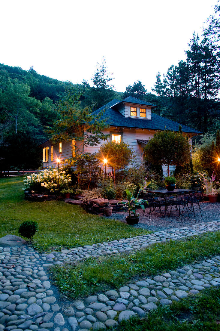 Wohnhaus mit Pinien, Fliederbäumen, Auffahrt gepflastert m. Flusssteinen