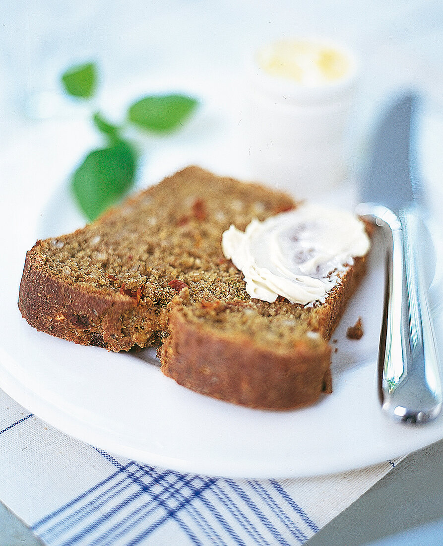 Eine Scheibe Tomaten-Roggen-Brot 