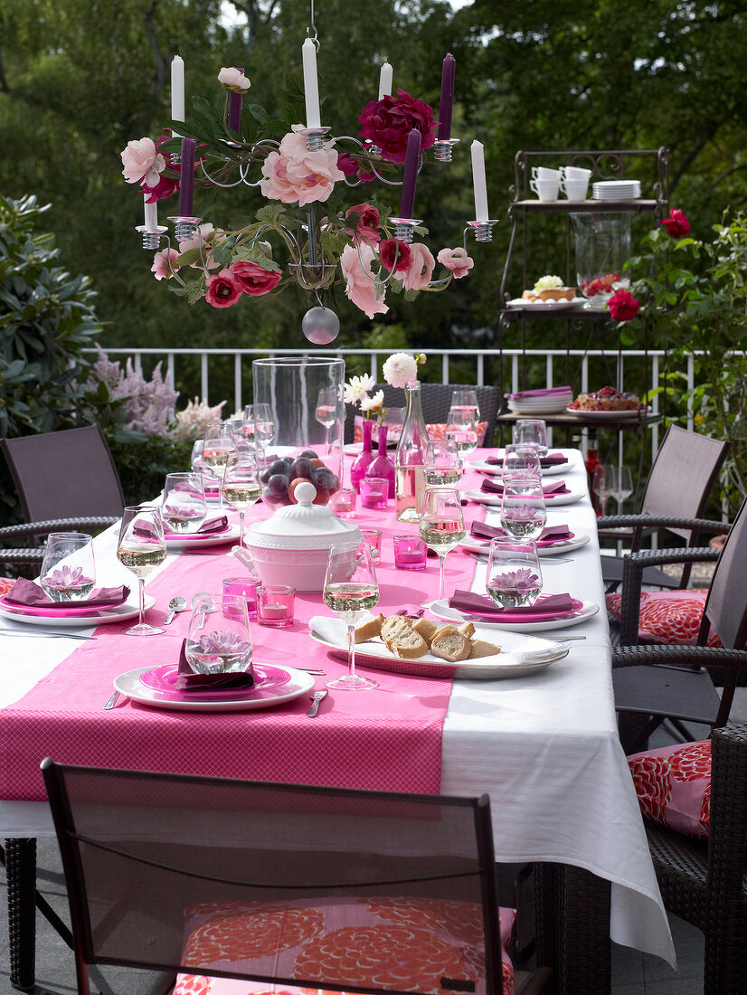Gedeckter Tisch auf Terrasse, pink 