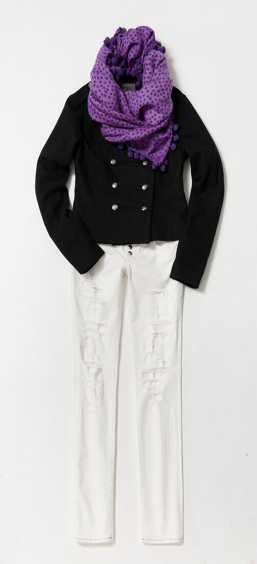 Herbstmode: Uniformjacke, Jeans in Weiß, lila Tuch mit Bommeln