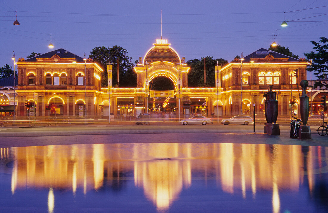 Eingang des Tivoli spiegelt sich im Brunnen am Axeltorv, Kopenhagen