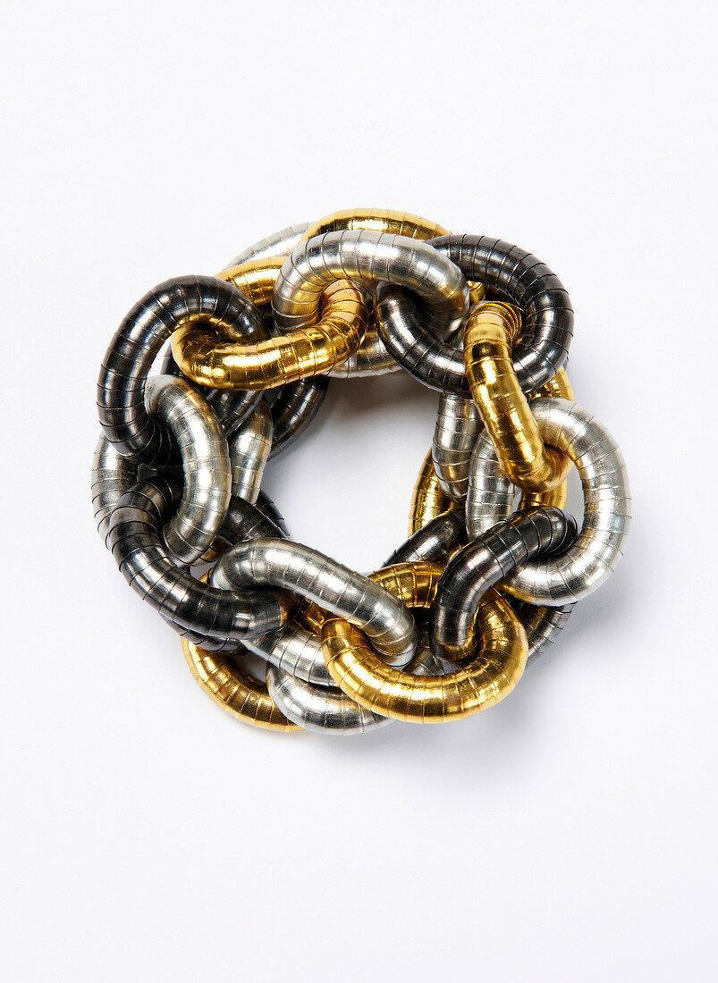 Herbstmode: Gliederarmbänder in Gold und Silber, close-up