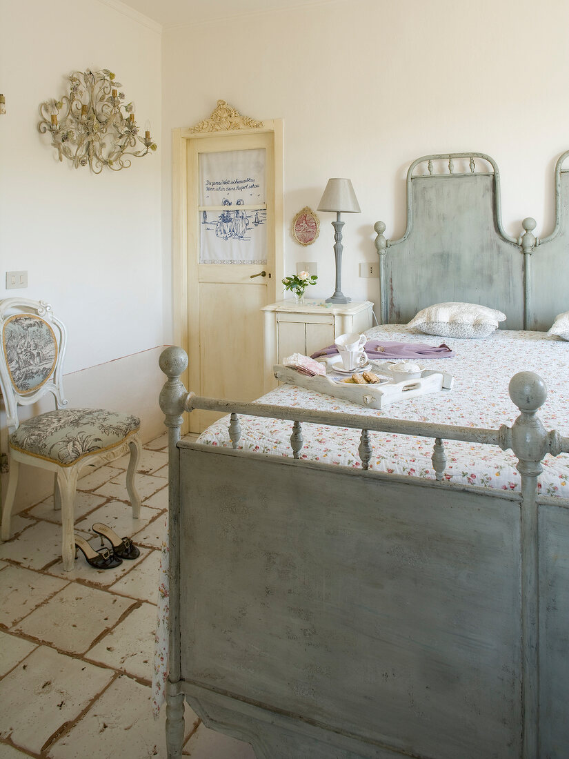 Toskana, Schlafzimmer in Pastell- tönen im Landhotel Cavoleto