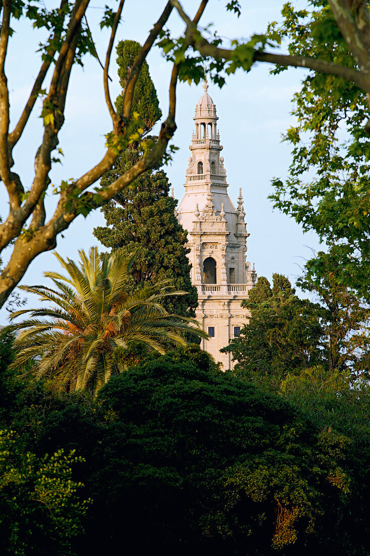 Barcelona: Palau Nacional, Turm, Park, Bäume grün