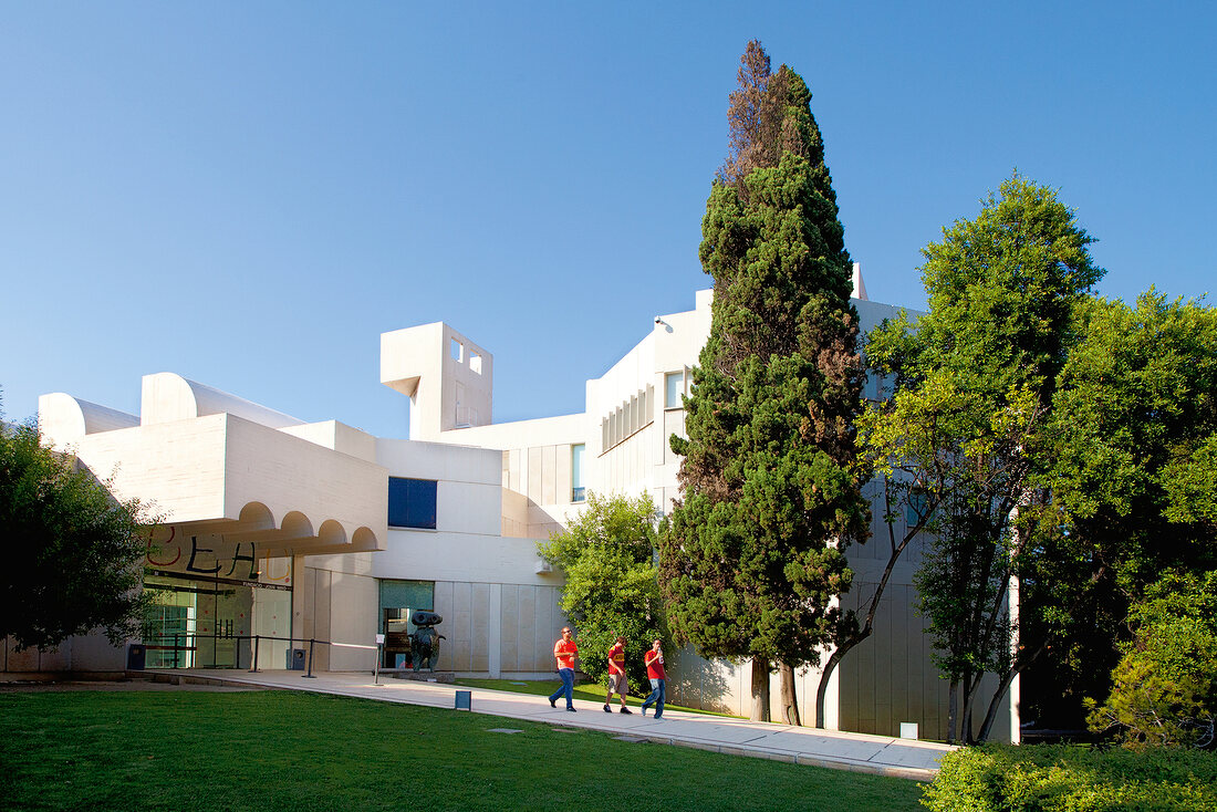Barcelona: Museum Fundació Joan Miró Gebäude weiss, Himmel blau