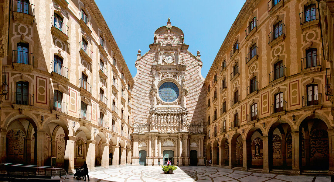 Spanien: Santa Maria de Montserrat, Kloster, Innenhof