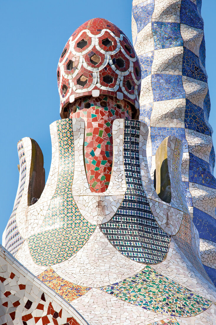 Barcelona: Park Güell, Detail, Pförtnerhäuschen, Turm, Mosaik