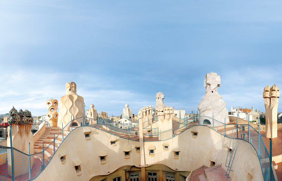 Barcelona: Casa Milà, Steinbruch, Blick aufs Dach, Himmel blau