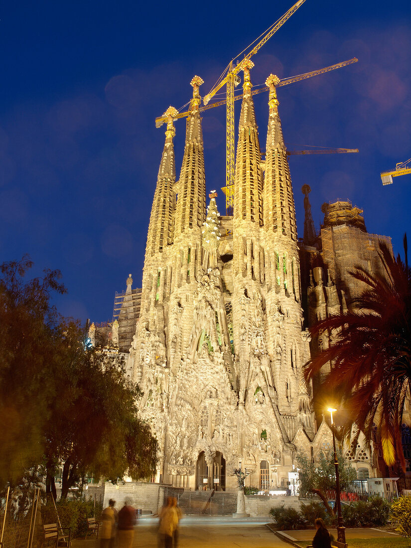 Barcelona: Basilika Sagrada Familia, Geburtsfassade, abends, beleuchtet