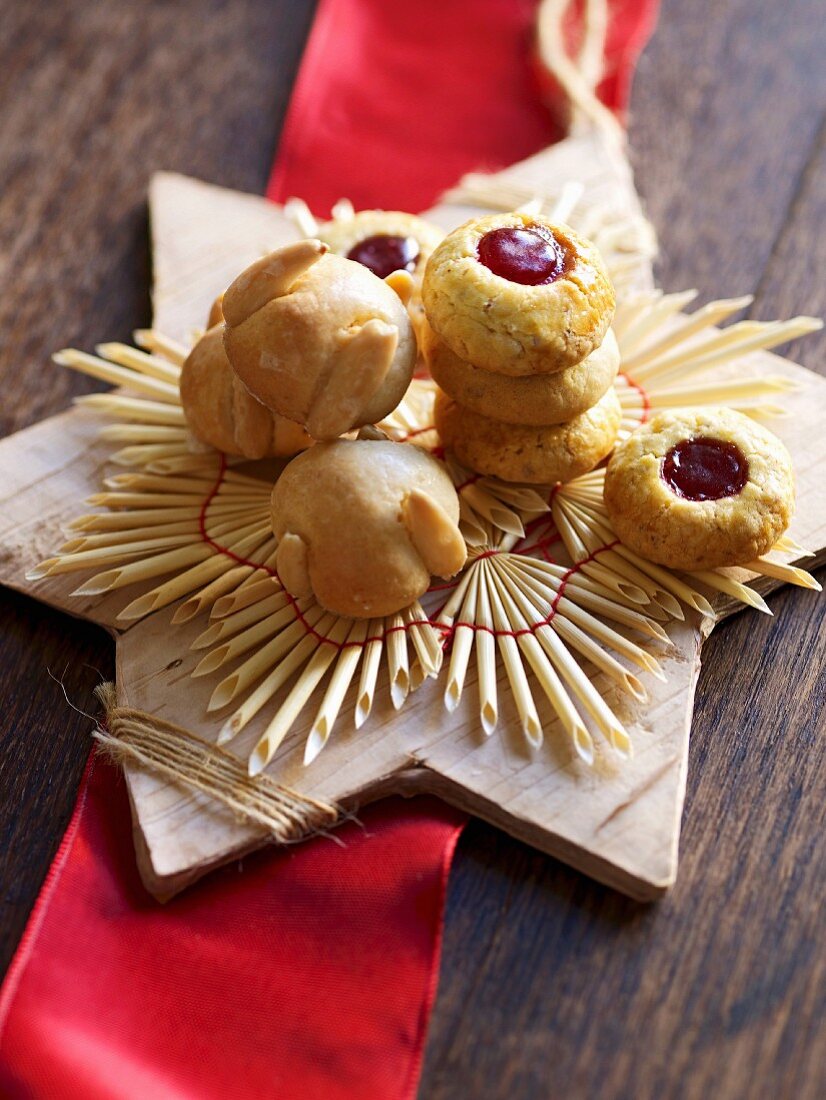 Christmas biscuits: Husarenkrapfen (shortbread jam biscuits) and Bethmännchen (pastries made from marzipan with almonds, powdered sugar, rosewater, flour and egg)