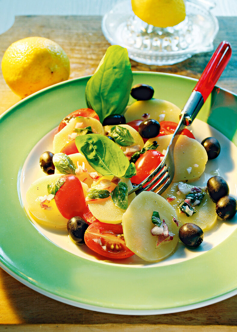 Kartoffelsalat mit Oliven, close-up 