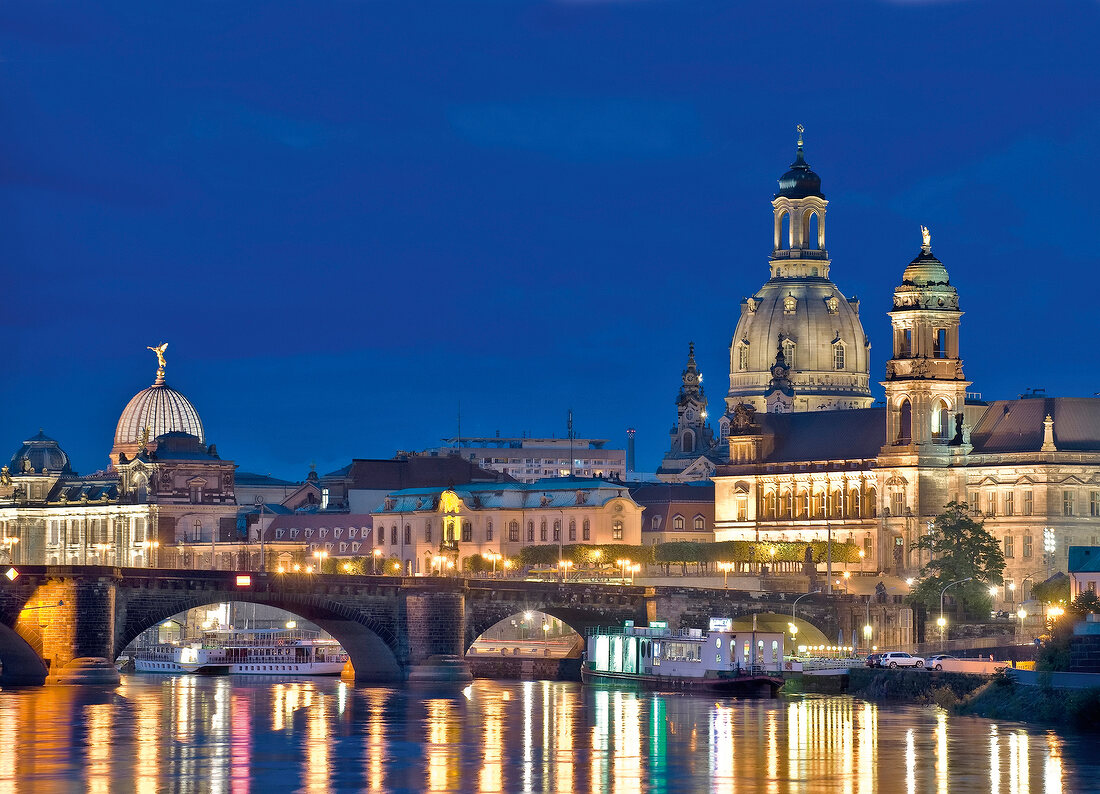 Sachsen: Dresden, Stadtansicht, Altstadt, Brücke, abends beleuchtet