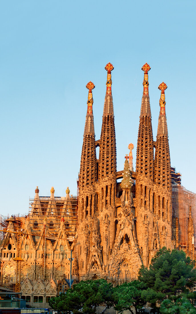 Barcelona: Basilika Sagrada Familia, Geburtsfassade, Himmel blau