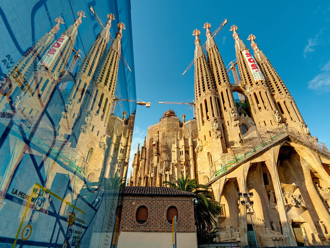 Barcelona: Basilika Sagrada Familia, Geburtsfassade, Himmel blau