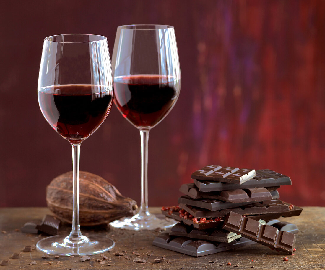 Rotwein und Schokolade gespapelt zwei Gläser
