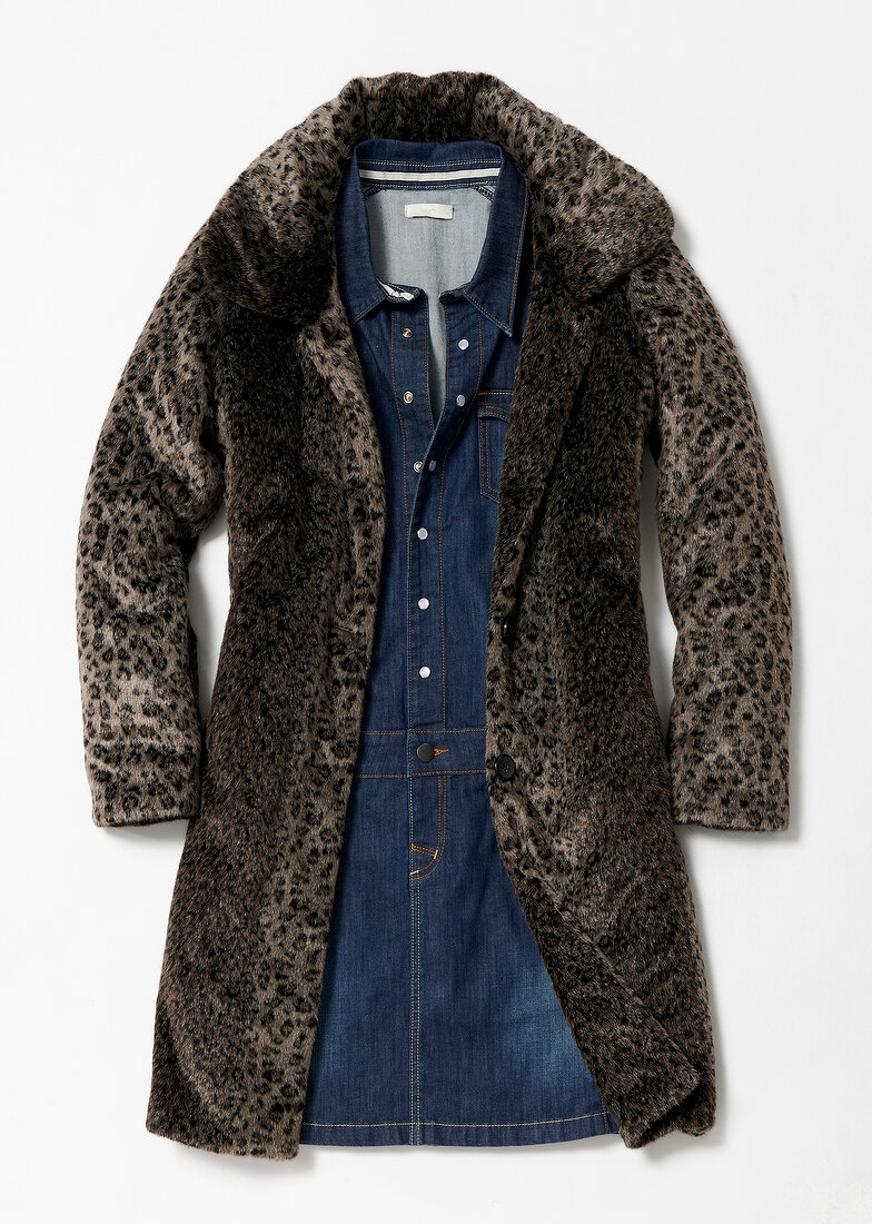 Cloe Sevigny: Jeanskleid, Mantel aus Leopardenkunstfell