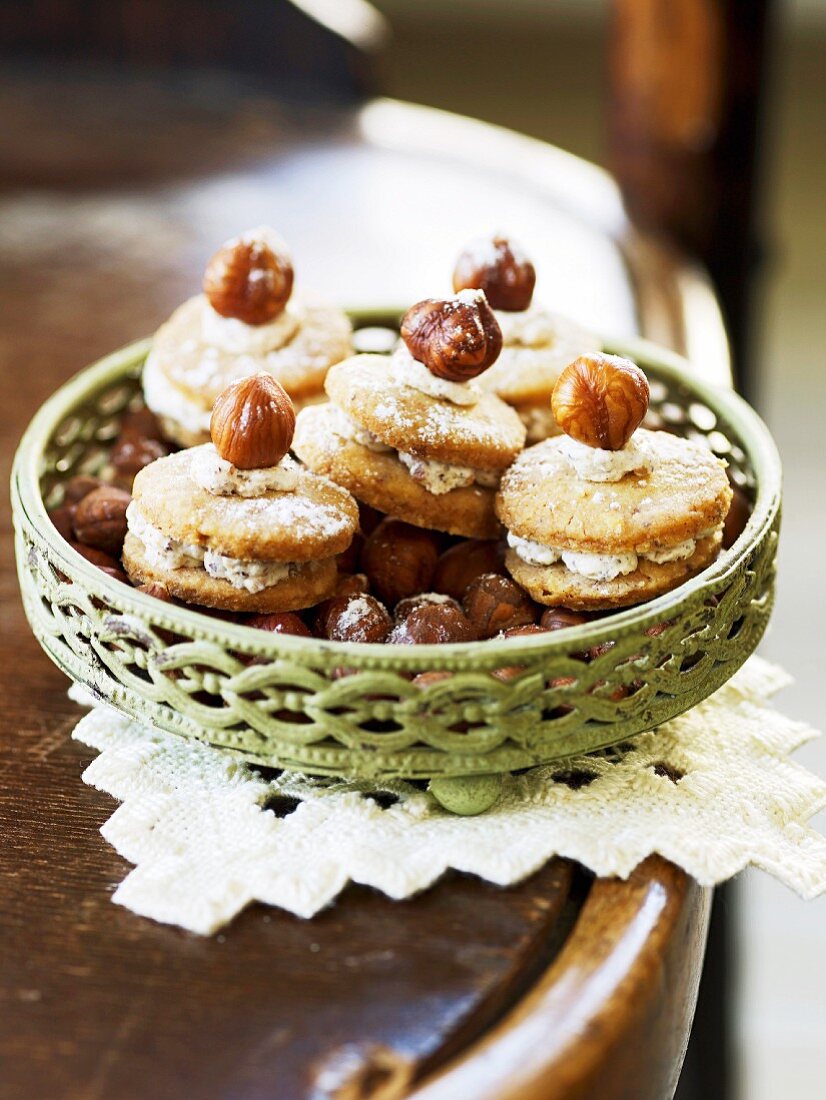 Mozartkrapfen (sandwich biscuits with a cream filling and hazelnuts)