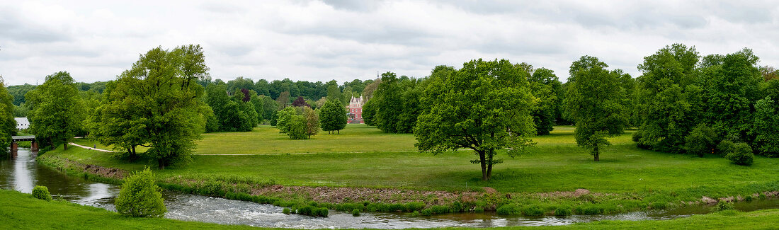 Sachsen: Bad Muskau, Muskauer Park, Neiße, Wiese, Bäume, Schloss