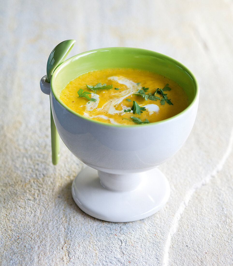 Jahreszeiten-Küche, Möhren- cremesuppe mit Curry