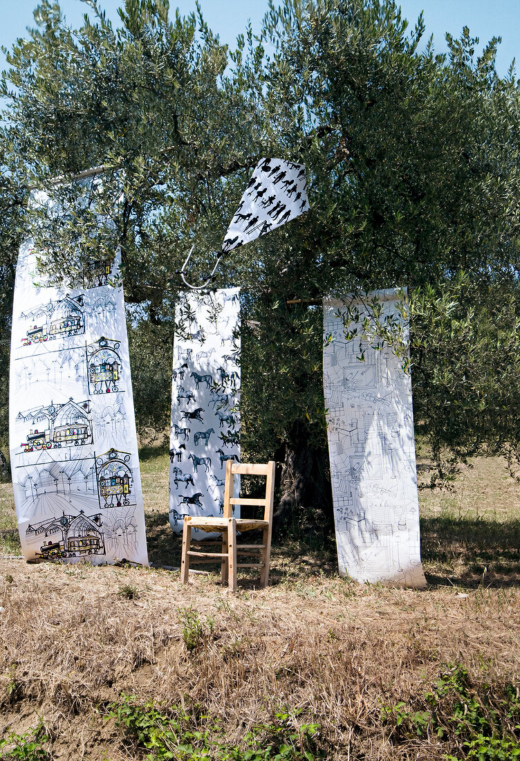 Schwarz-weiß Tapeten hängen in einem Baum