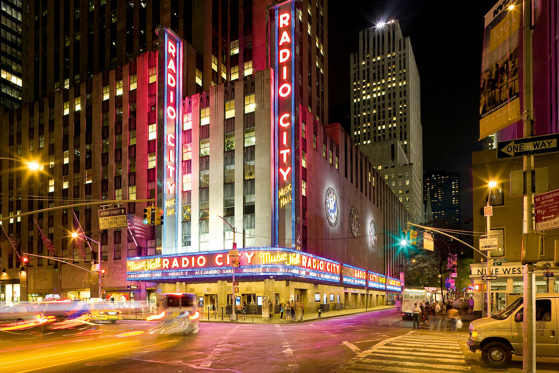 New York: Radio City Music Hall, Fassade, abends, Lichter, unscharf