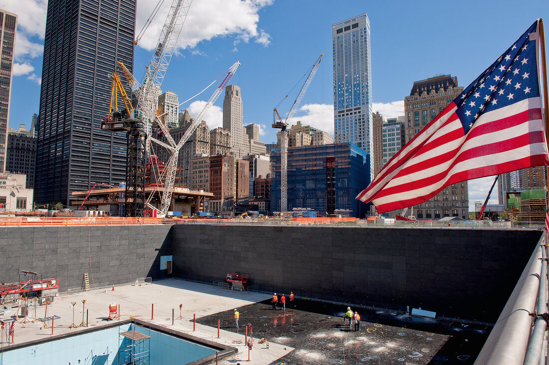 New York: Ground Zero, Bauarbeiten, Wolkenkratzer, Flagge