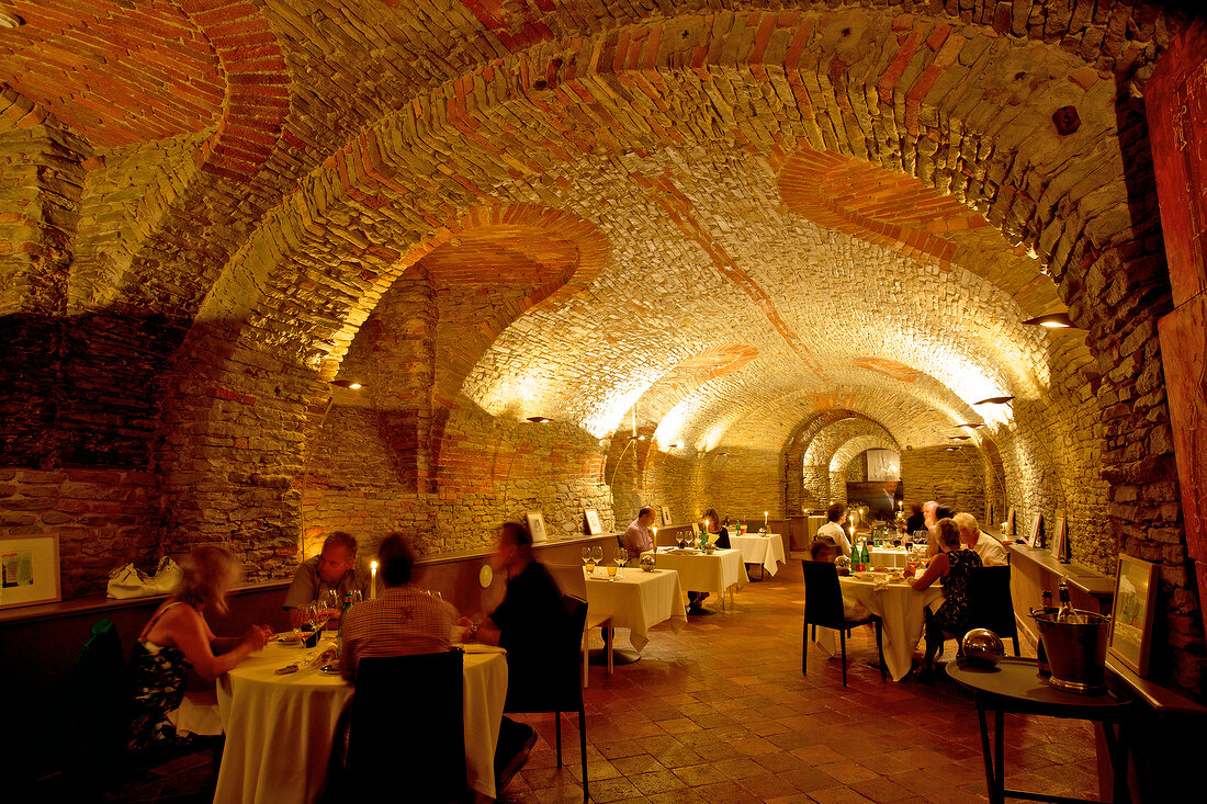 Italien, Piemont, Gewölbe im Restaurant 'Da Guido di Costigliole