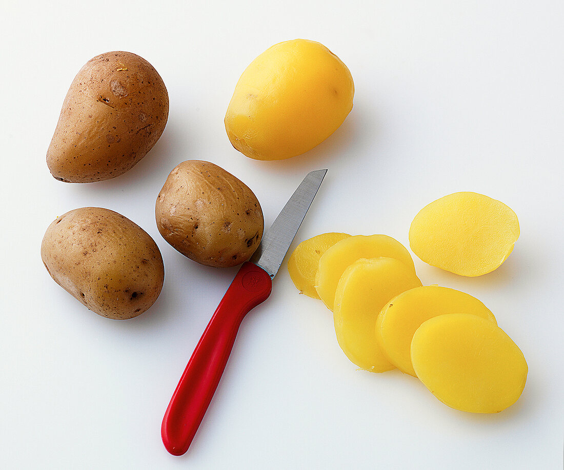 Kartoffel, Pellkartoffeln im Ganzen und in Scheiben geschnitten